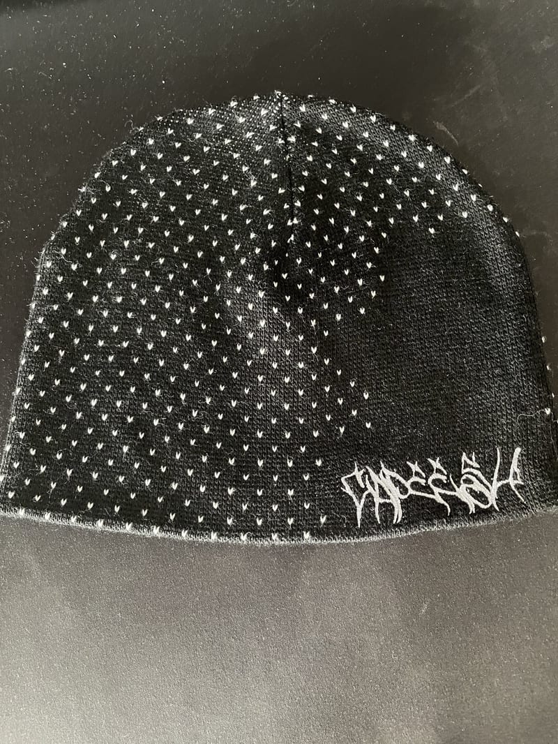 beanie - black dots