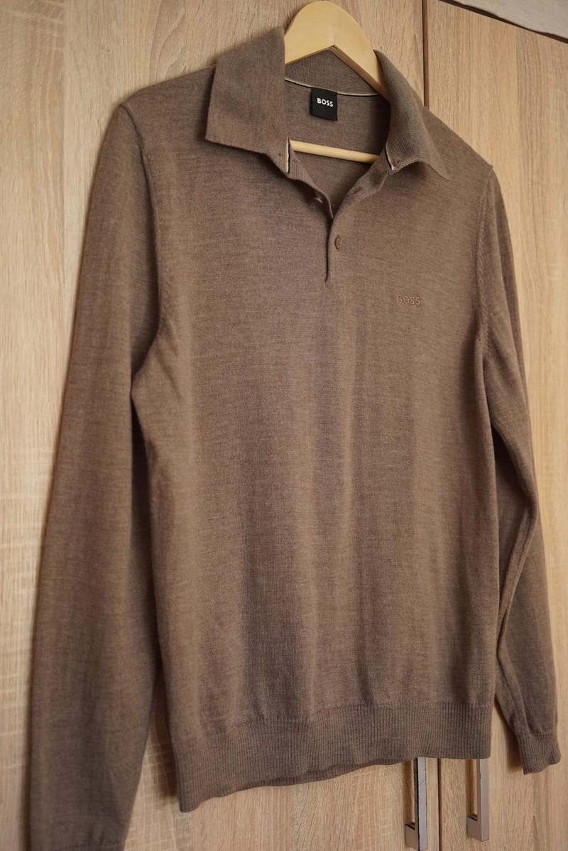 Brązowy sweter polo z długim rękawem