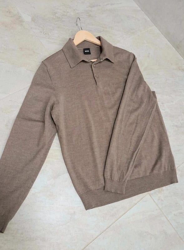 Brązowy sweter polo z długim rękawem